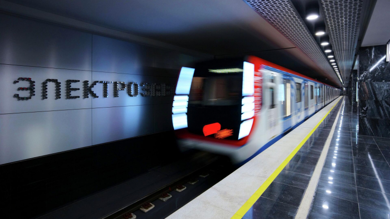 Пассажир московского метро прыгнул на рельсы за наушником