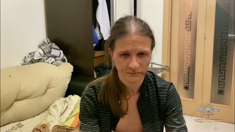 Полиция ищет мужчину, облившего женщину неизвестной жидкостью в Москве