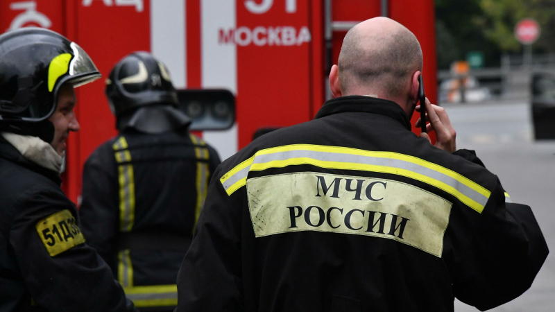 При пожаре в ангаре в Москве погиб один человек