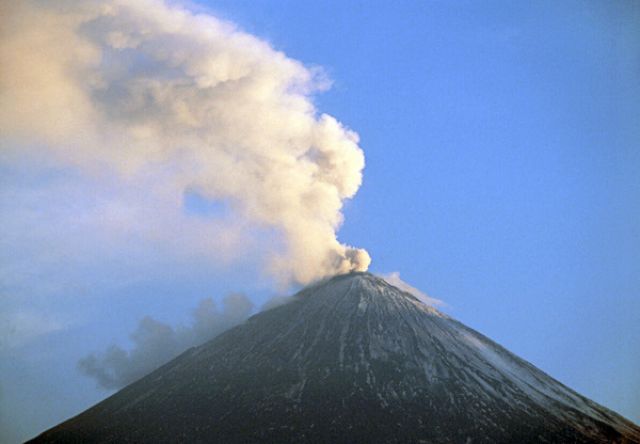 vulkan-shiveluch-na-kamchatke-vybrosil-pepel-na-vysotu-do-chetyreh-kilometrov-58f62f4