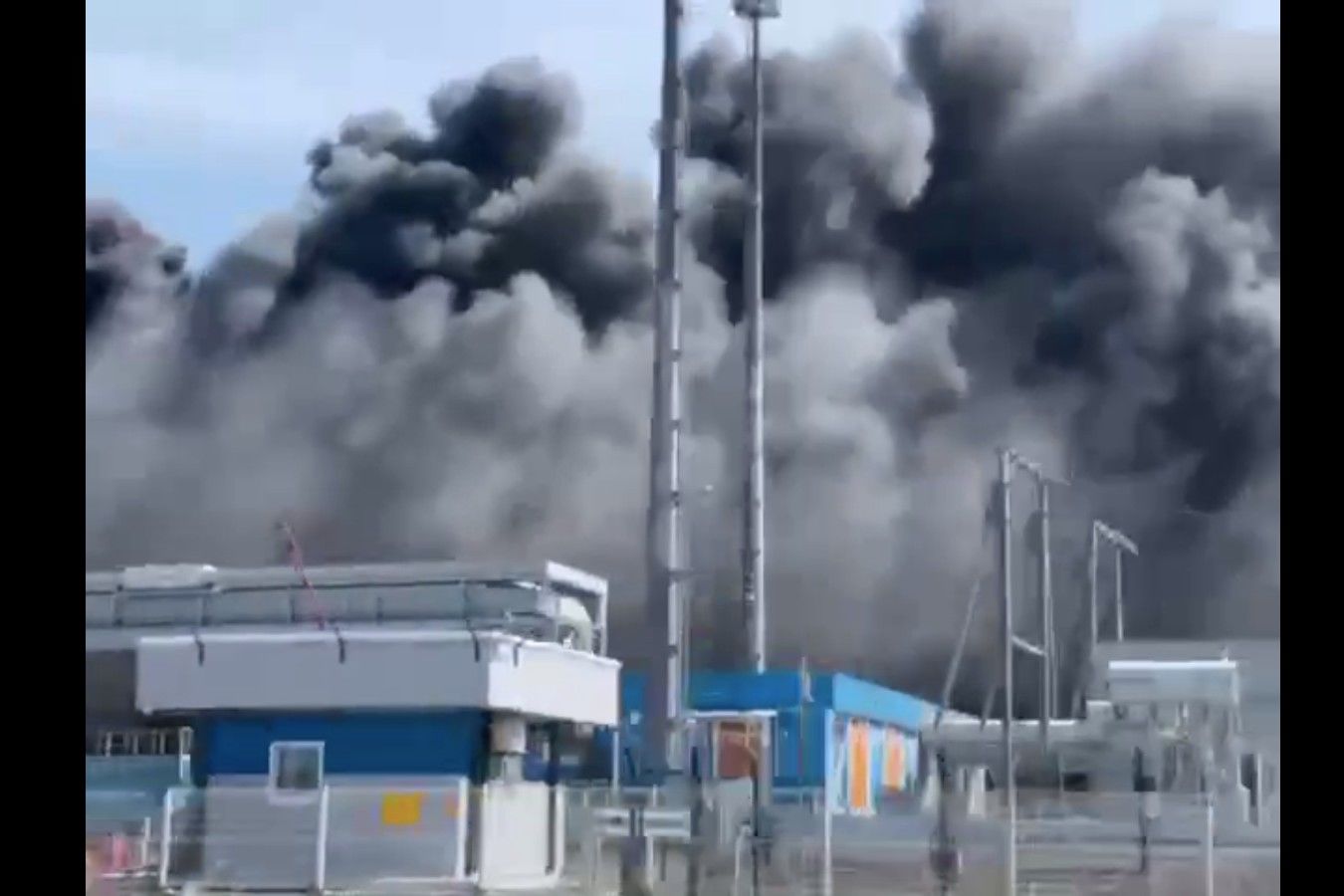 В России еще один "хлопок”: на Сахалине пылает ГРЭС-2, над электростанцией черный дым
