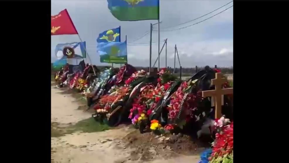 ​На российском кладбище засняли свежие массовые захоронения десантников
