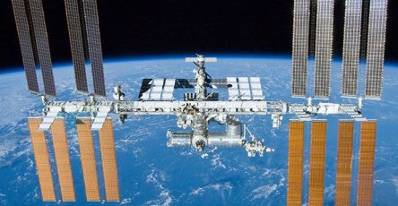 astronavt-nasa-peredal-komandovanie-mks-kosmonavtu-artemevu-9c2c583