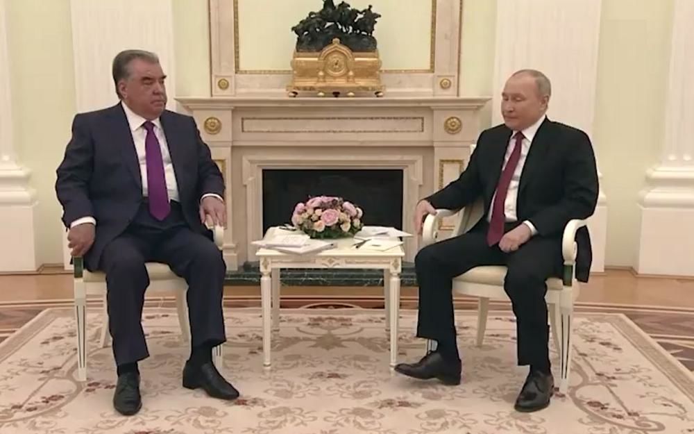 "Что у него с ногами?" – Путин отметился странным поведением на саммите ОДКБ в Кремле 