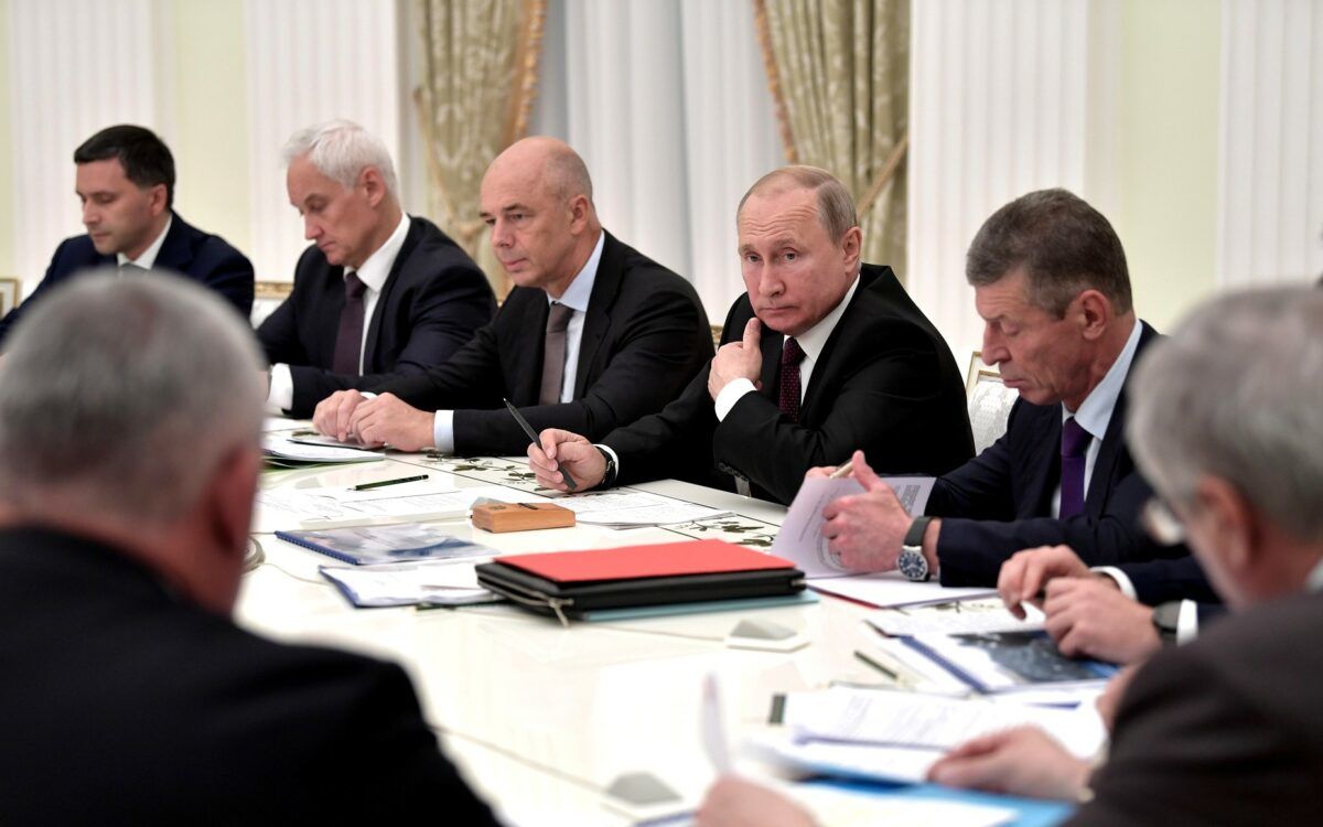 Массовая отставка российских чиновников: главы 5 областей покинули свой пост