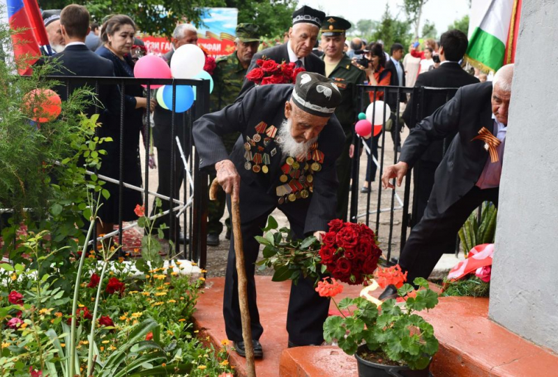 Таджики в великой отечественной войне. Цветы на 9 мая. Возложение цветов. Возложение цветов к памятнику. Возложение цветов к мемориалу.
