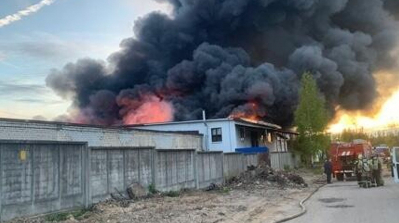 Пожар на "Нэфис Косметикс" в Казани локализовали на 1,2 тысячи "квадратах"