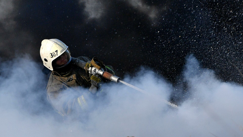 Пожарные продолжают тушить пожар на предприятии "Нэфис Косметикс" в Казани