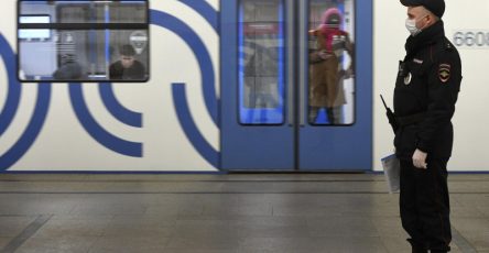 v-moskovskom-metro-zaderzhali-bratev-bliznecov-za-diskreditaciju-vs-rossii-afd1023
