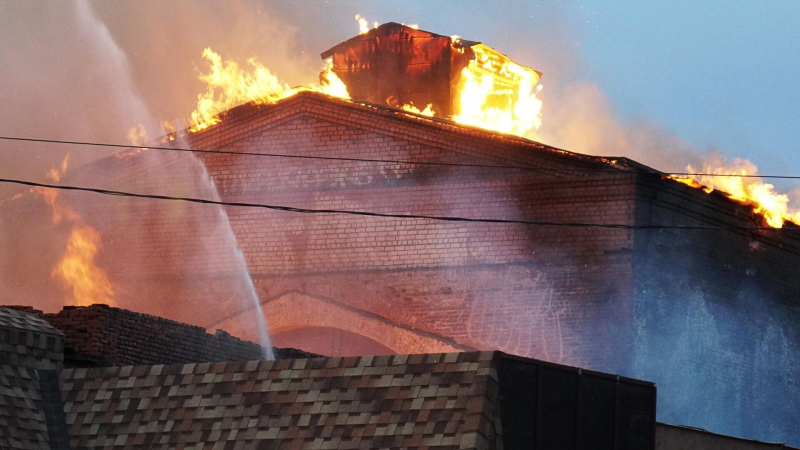 В Воронеже потушили пожар на территории бывших складов