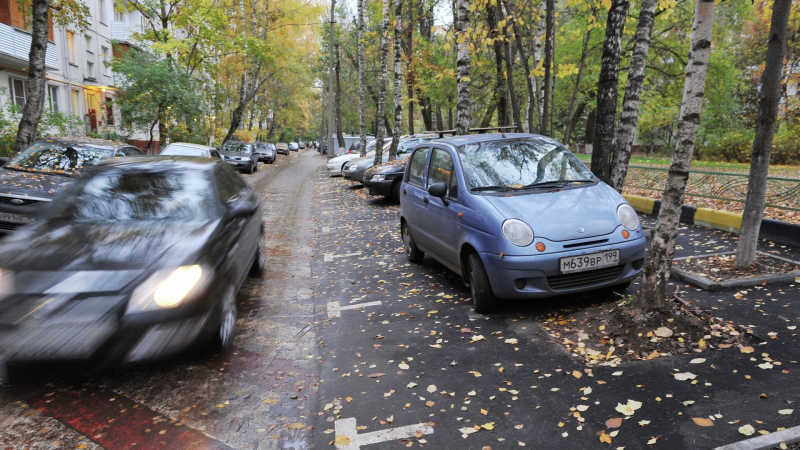 «Вежливый» автовор украл фары с автомобиля в Подмосковье