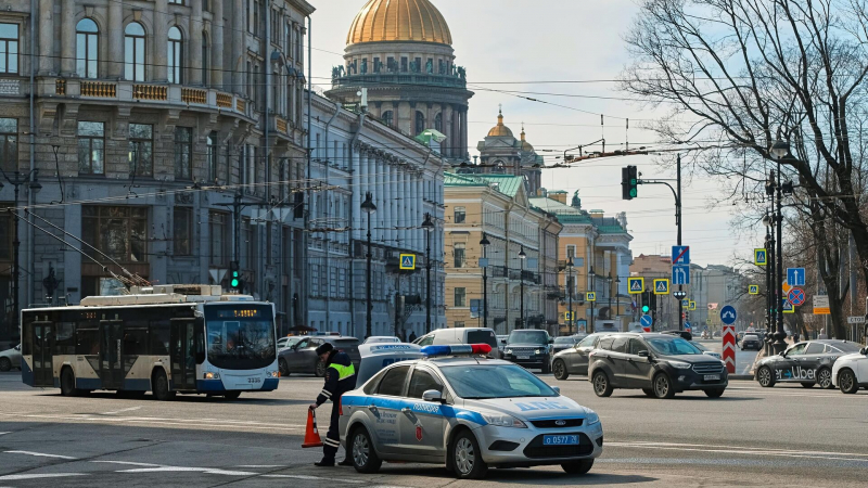 Во Владивостоке иномарка скатилась в стоящих на остановке людей