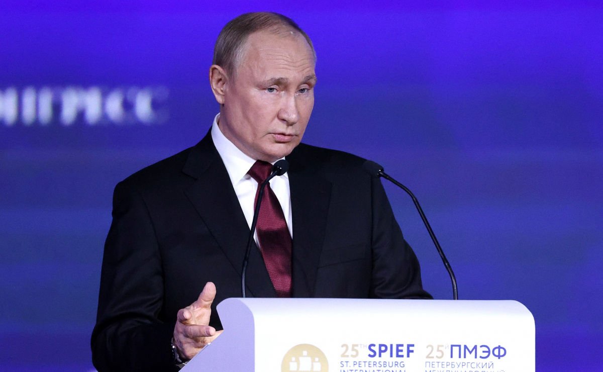 РосСМИ показали, как Путин ковыряется в носу и рассматривает козявки