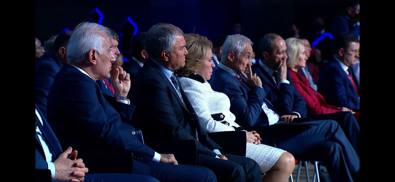Кремлевский пул устал от Путина – кадры выступления президента РФ на ПМЭФ-2022
