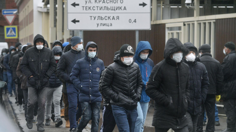 Источник: в Москве сотрудницу МВД задержали за фальшивую прописку мигрантов