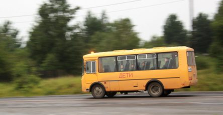 na-kubani-avtobus-c-19-detmi-sehal-v-kjuvet-ea387f7
