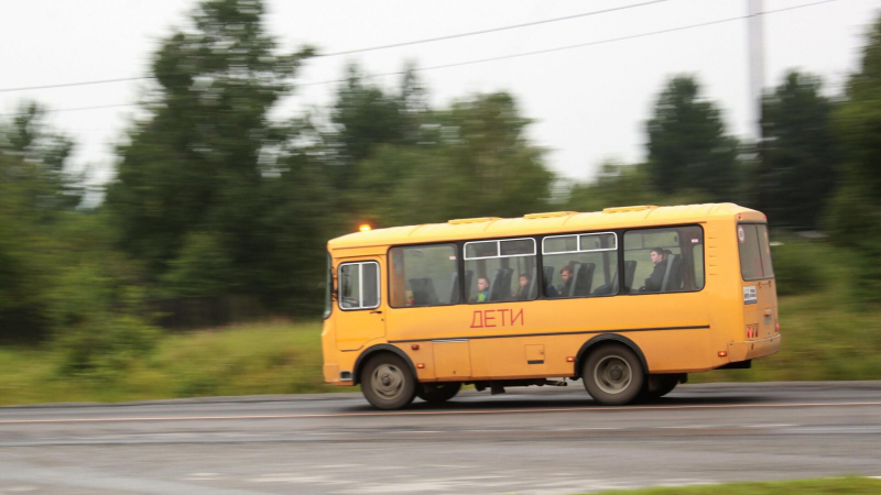 na-kubani-avtobus-c-19-detmi-sehal-v-kjuvet-ea387f7