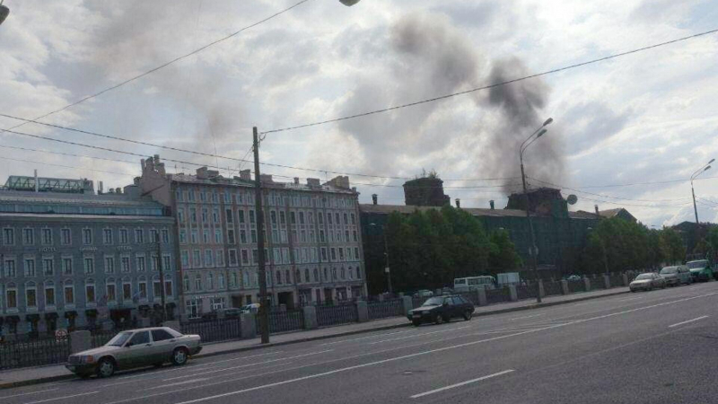Пожарные ликвидировали возгорание в трех жилых домах в Астрахани