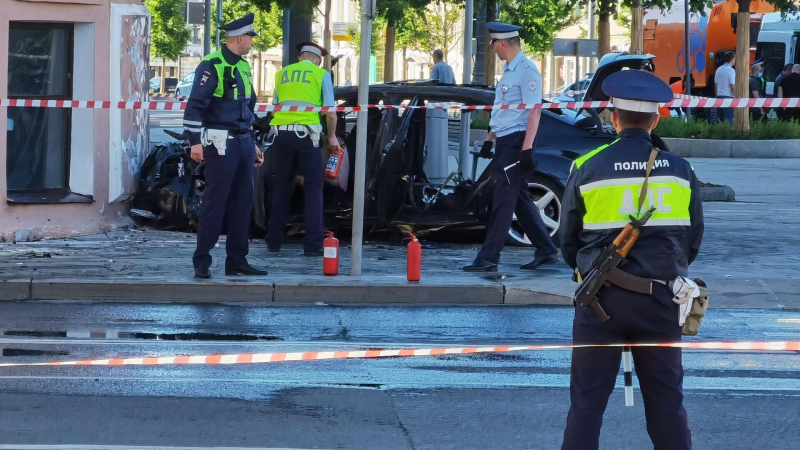 СМИ: сгоревшая после аварии в Москве машина принадлежит экс-футболисту