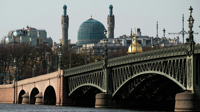 В Петербурге теплоход столкнулся с опорой Дворцового моста