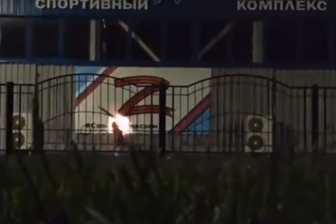 Под Краснодаром сожжена вывеска со "Zвастикой" Путина: протест набирает обороты