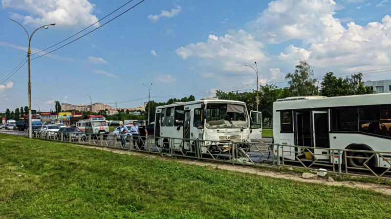 На Ставрополье микроавтобус столкнулся с грузовиком, один человек погиб