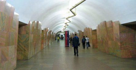pjanyj-muzhchina-ustroil-pogrom-na-stancii-metro-barrikadnaja-1a10c6f