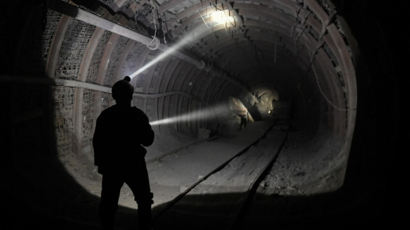 В Кузбассе подняли из шахты тело одного из погибших горняков
