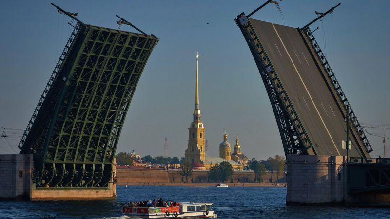 В Петербурге столкнулись прогулочный теплоход и катер