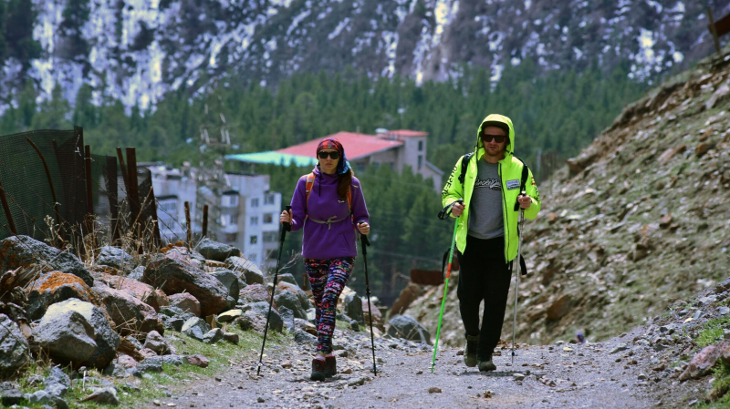 В популярном у туристов ущелье в горах Киргизии обрушился огромный ледник