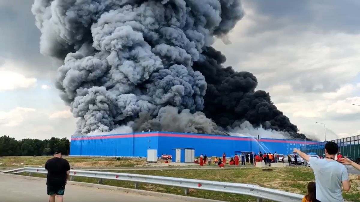 ​В Подмосковье полыхает пожар на 50 тыс. кв. м: сгорает крупный склад интернет-магазина Ozon 
