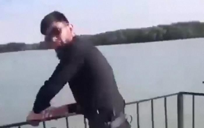 В России высмеяли "кадыровца", гулявшего по пляжу Москвы с пистолетом, - видео