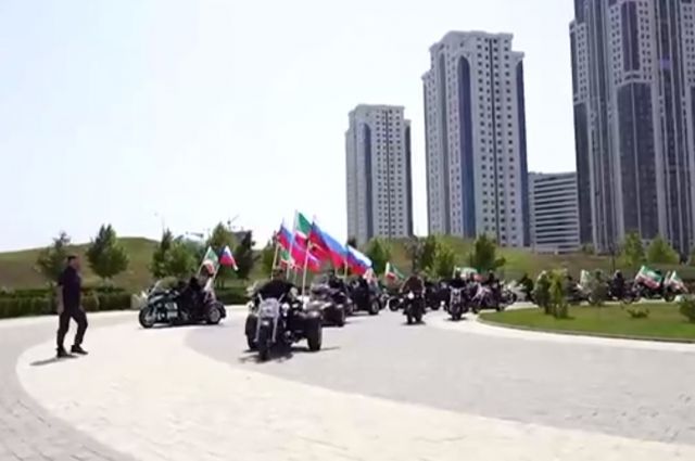 kadyrov-na-motocikle-otkryl-v-groznom-ulicu-posle-rekonstrukcii-f33b74a