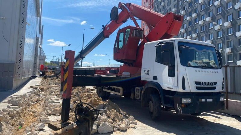 На северо-востоке Москвы перекрыли движение из-за угрозы падения крана