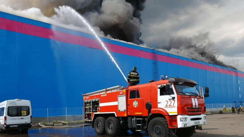 Пожар на складе Ozon в Подмосковье тушат 96 человек и 30 единиц техники