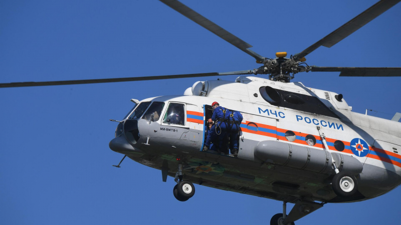 Спасатели эвакуировали 38 человек с дрейфующей баржи в Хабаровском крае