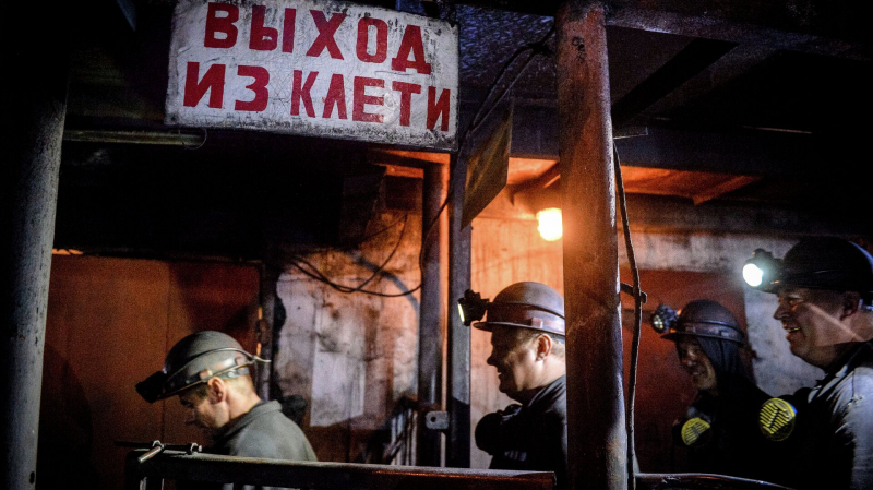 В Коми 12 шахтеров пострадали при экстренной остановке транспортной клетки