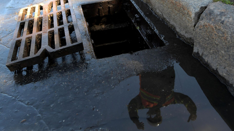 В Петербурге из-за непогоды из канализации забил "фонтан"