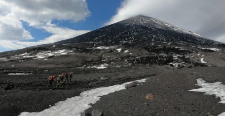 na-kamchatke-otkryli-gorjachuju-liniju-po-situacii-s-turistami-na-vulkane-4c5625c