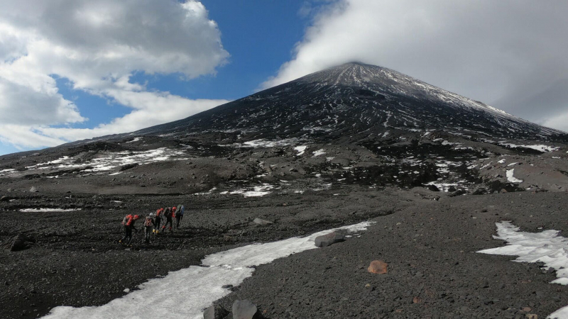 Спасатели высадились на Ключевском вулкане, где погибли восемь туристов