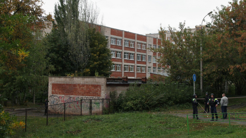 Спецборт МЧС прибыл в Ижевск, где произошла стрельба в школе