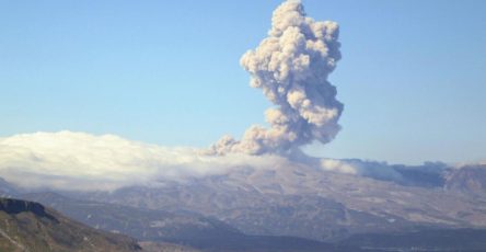 vulkan-ebeko-na-kurilah-vybrosil-stolb-pepla-vysotoj-45-kilometra-844e82f