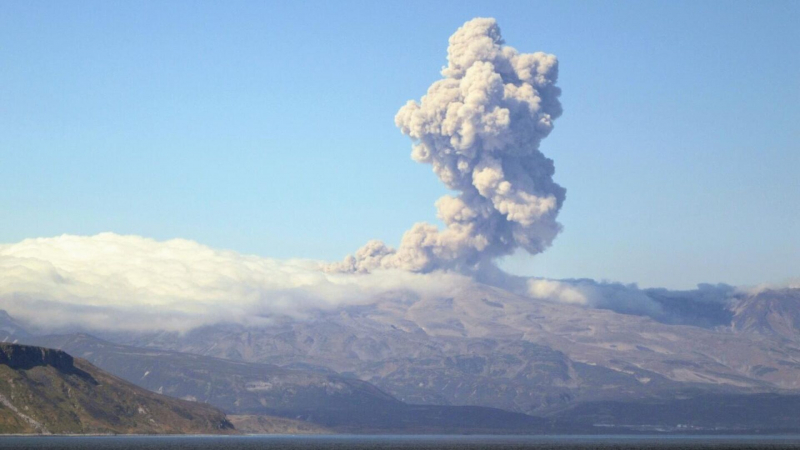 Vulkan Ebeko Na Kurilah Vybrosil Stolb Pepla Vysotoj 45 Kilometra 844e82f