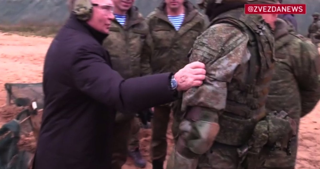 К мобилизованным на полигон мог приезжать двойник Путина, его выдал странный шрам на руке