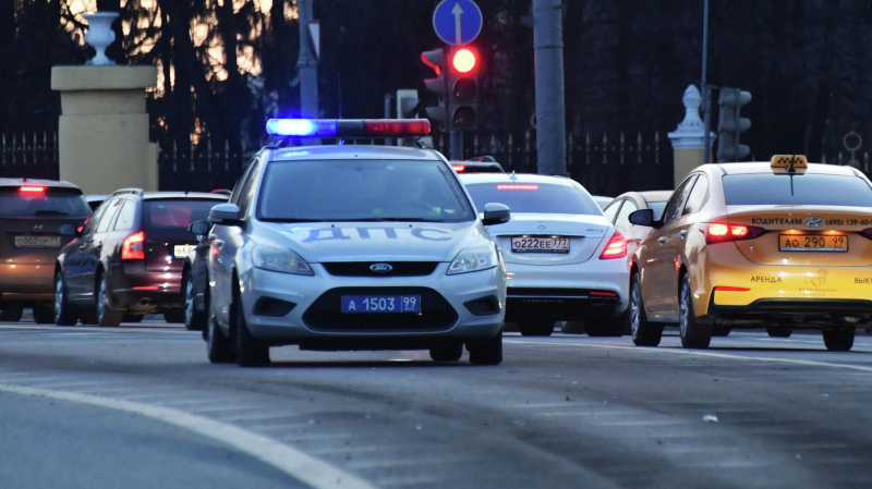 Автомобиль полиции столкнулся с легковушкой в Москве