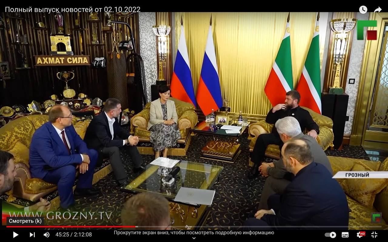 ​В кабинете тиктокера Кадырова засняли гламурный атрибут за $175 000