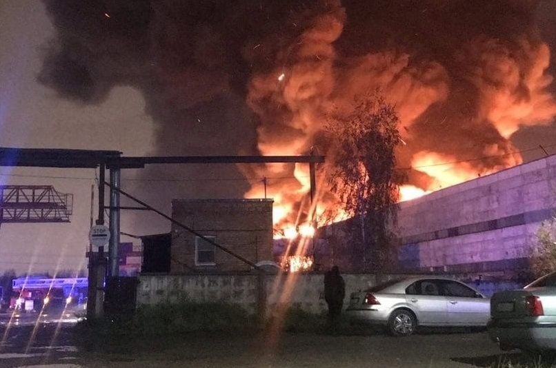 Санкт-Петербург горит: в Сети показали видео пожара на складе