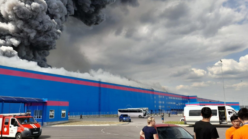 Площадь пожара на складе в Петербурге увеличилась до 12 тысяч "квадратов"