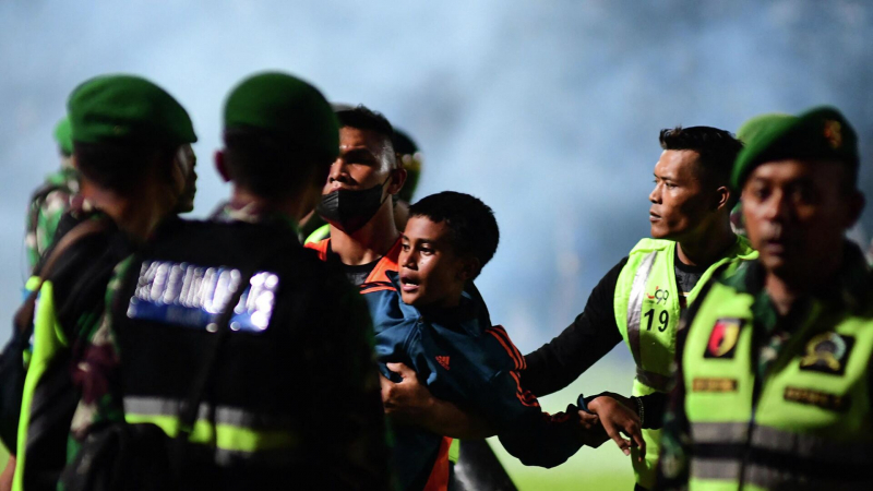 В МОК выразили соболезнования в связи с трагедией на стадионе в Индонезии