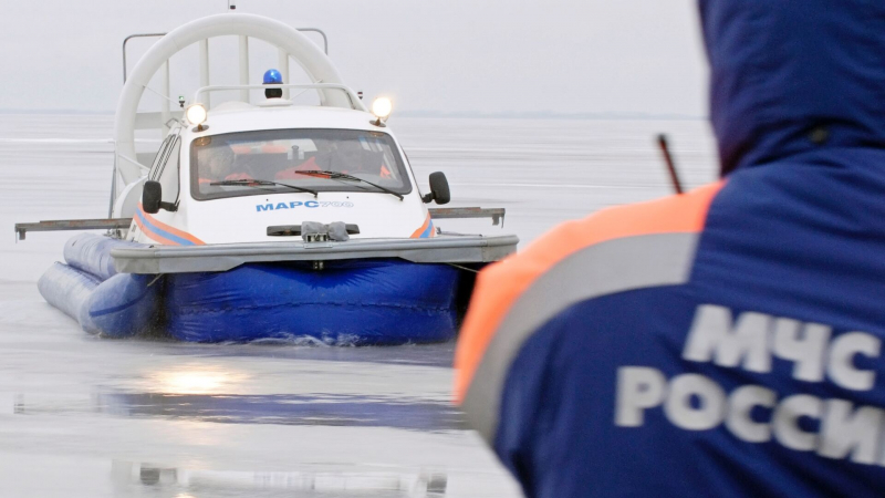В Приморье спасатели эвакуировали экипаж катера, налетевшего на рифы